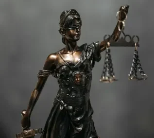 lady-justice privacy-policy-alt-text-tag